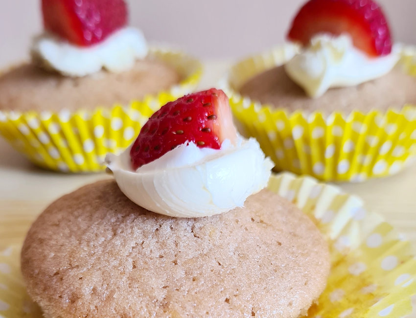 Recipe: Strawberry Cakes With Clotted Cream